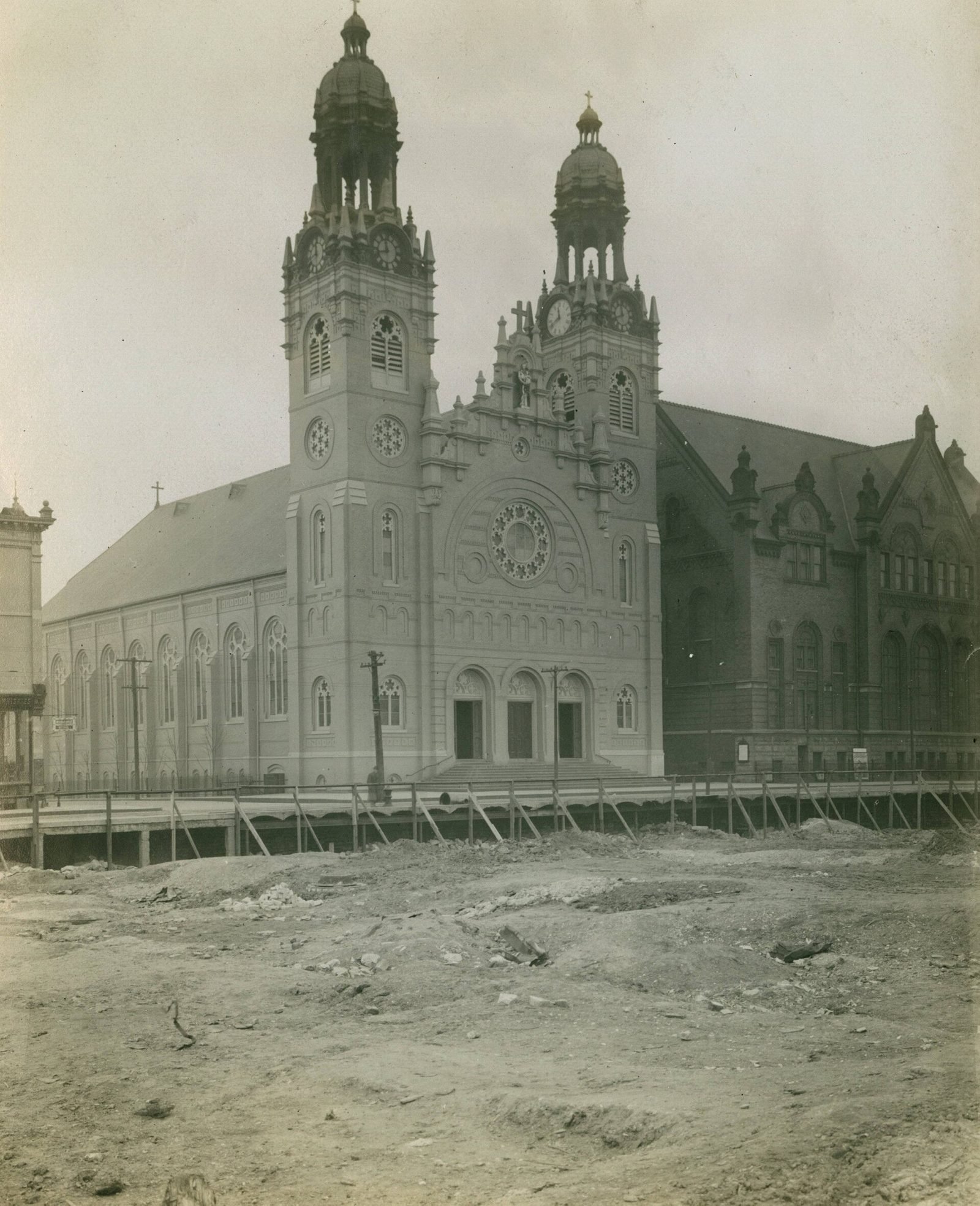 Twin-towered St. Stanislaus Kostka church in Chicago photographed in 1913